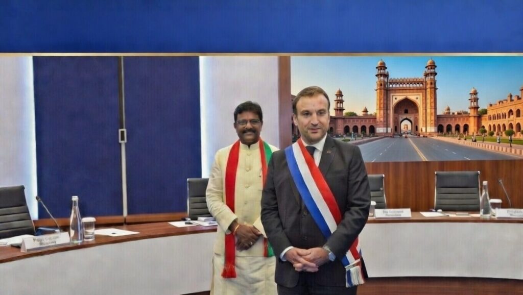 लखनऊ शहर का ऐतिहासिक बैरागंज क्षेत्र, बड़ा इमामबाड़ा और रूमी दरवाजा की पृष्ठभूमि में नीला आसमान, उत्तर प्रदेश की राजधानी