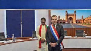 लखनऊ शहर का ऐतिहासिक बैरागंज क्षेत्र, बड़ा इमामबाड़ा और रूमी दरवाजा की पृष्ठभूमि में नीला आसमान, उत्तर प्रदेश की राजधानी