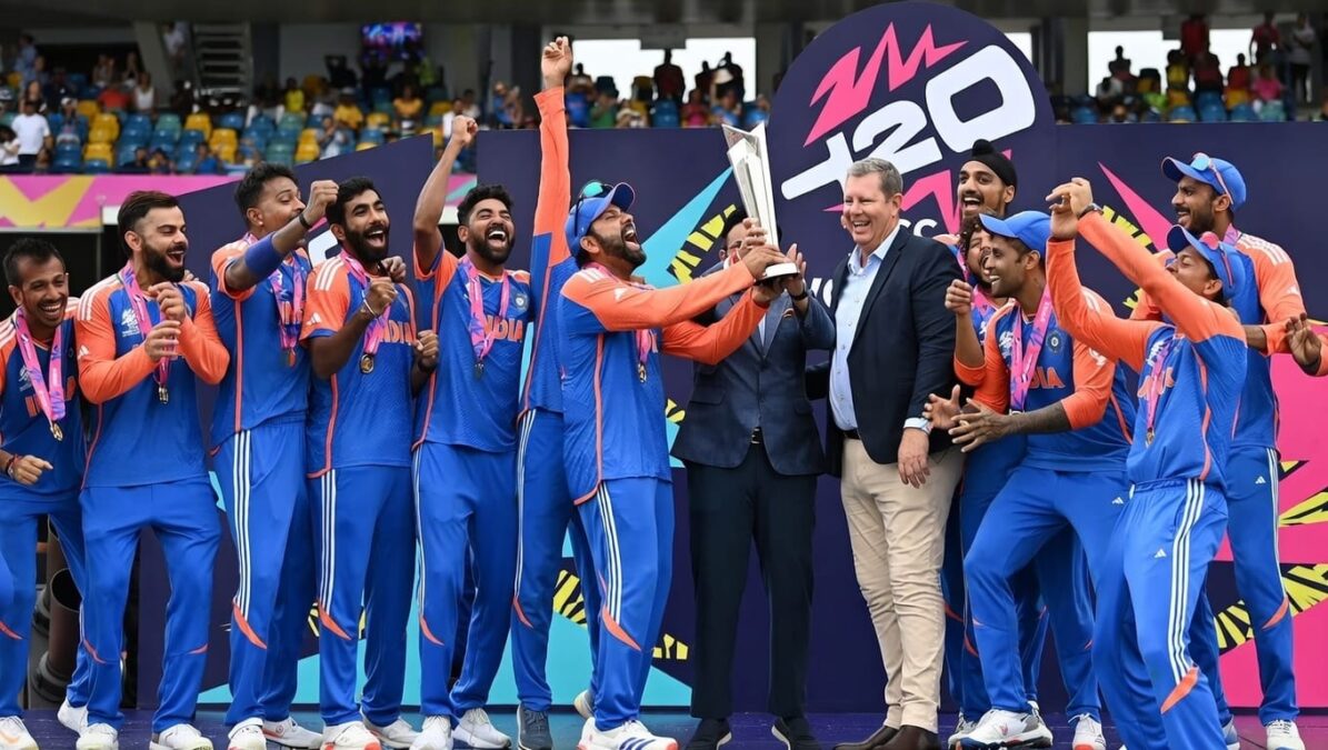 भारत क्रिकेट टीम T20 विश्व कप विजयी जश्न ट्रॉफी के साथ ग्रुप फोटो