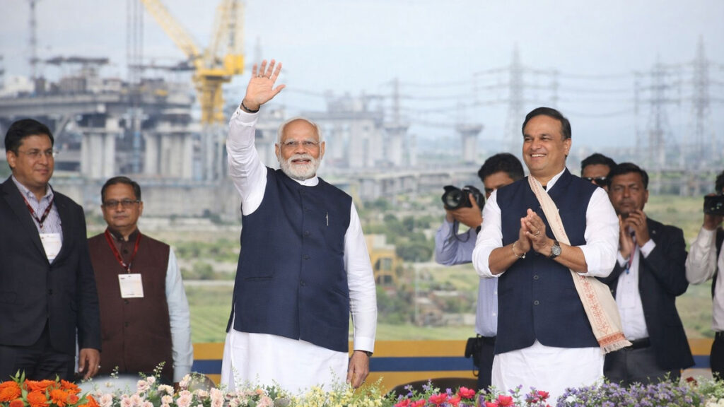 प्रधानमंत्री नरेंद्र मोदी असम में विकास परियोजनाओं के उद्घाटन कार्यक्रम में जनसभा को संबोधित करते हुए