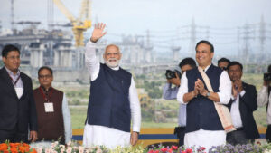 प्रधानमंत्री नरेंद्र मोदी असम में विकास परियोजनाओं के उद्घाटन कार्यक्रम में जनसभा को संबोधित करते हुए