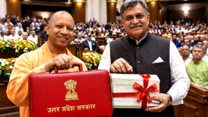 उत्तर प्रदेश विधानसभा में बजट 2026-27 पेश किए जाने के बाद मुख्यमंत्री योगी आदित्यनाथ और वित्त मंत्री सुरेश खन्ना