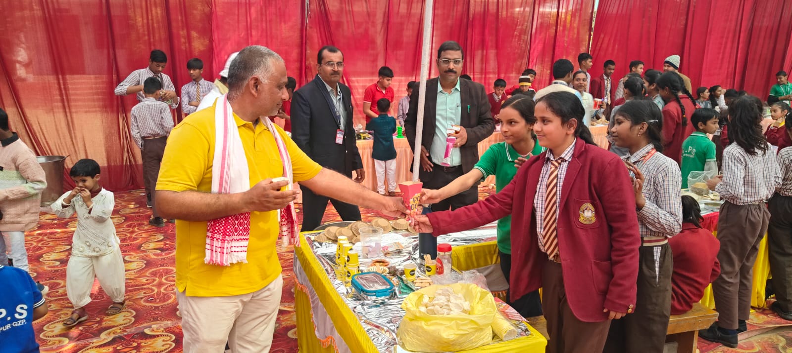बालमेला मिलन में बच्चों द्वारा नाश्ते का स्टॉल संचालित करते विद्यार्थी