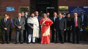 वित्त मंत्रालय परिसर में बजट 2026–27 पेश करने से पहले वित्त मंत्री और अधिकारी