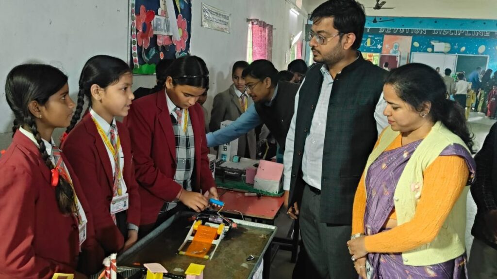 डालिम्स सनबीम स्कूल गांधीनगर में छात्रों द्वारा साइंस, क्राफ्ट एवं आर्ट एग्जीबिशन में विज्ञान मॉडल की प्रस्तुति