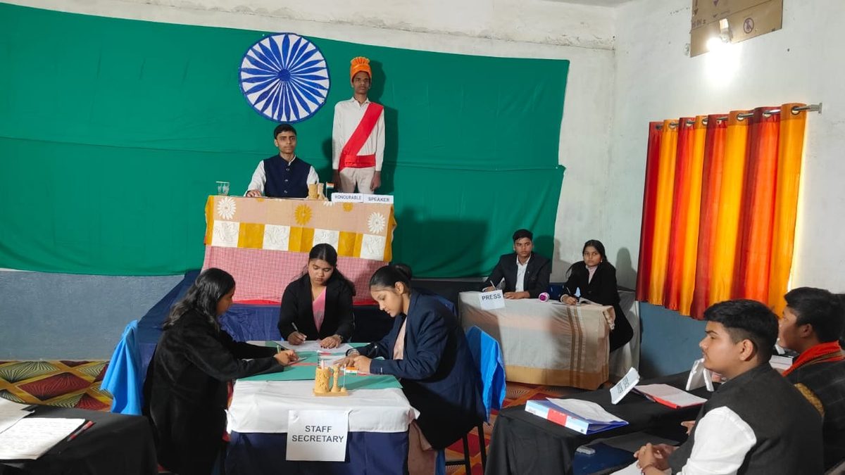 Dalims Sunbeam School Parliament Session Exhibition डालिम्स सनबीम स्कूल गांधीनगर में छात्रों द्वारा संसद सत्र की सजीव प्रस्तुति