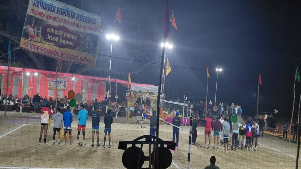 करीमुद्दीनपुर गाज़ीपुर में आदर्श सेवा क्लब बॉलीबॉल प्रतियोगिता का सेमीफाइनल मुकाबला