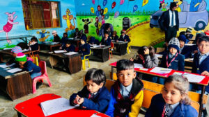 ज्ञान केरला जूनियर चैंप परीक्षा के दौरान कक्षा में परीक्षा देते नर्सरी, LKG और UKG के नन्हे बच्चे