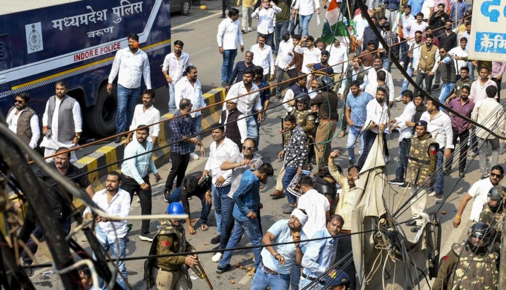 इंदौर में कांग्रेस कार्यालय के बाहर BJP और कांग्रेस कार्यकर्ताओं के बीच झड़प और पथराव