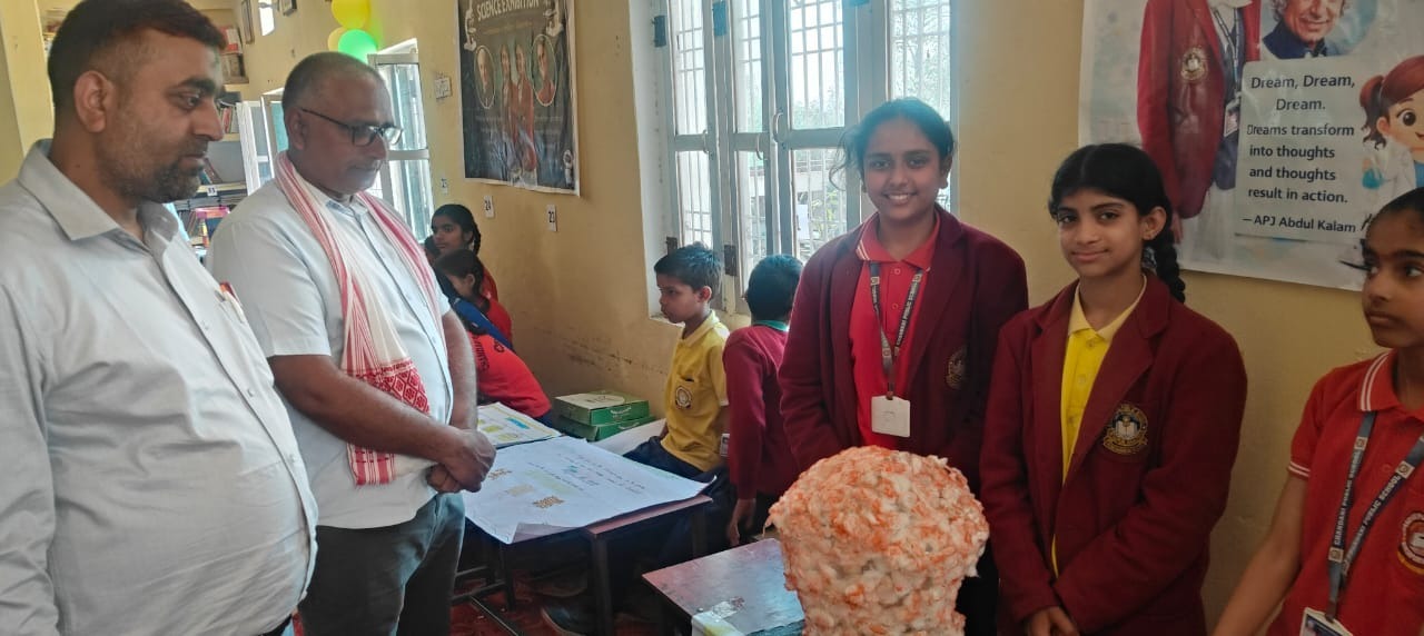 विज्ञान प्रदर्शनी आविष्कार – चन्दनी पब्लिक स्कूल चन्दनी पब्लिक स्कूल में विज्ञान प्रदर्शनी आविष्कार के दौरान छात्रों के मॉडल देखते अतिथि