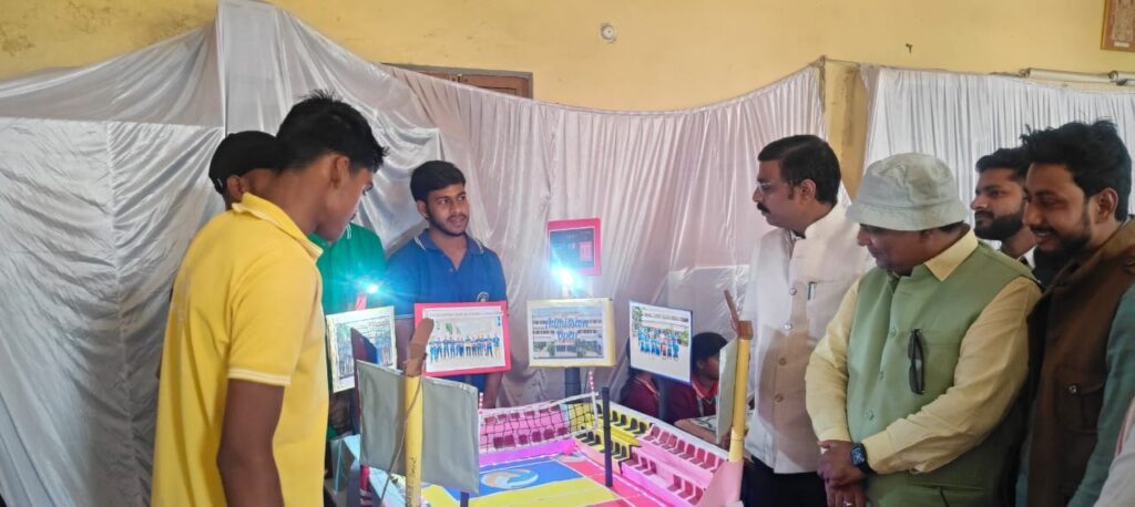 विज्ञान प्रदर्शनी ‘आविष्कार’ में चन्दनी पब्लिक स्कूल के छात्रों द्वारा प्रस्तुत मॉडल का अवलोकन करते अतिथि