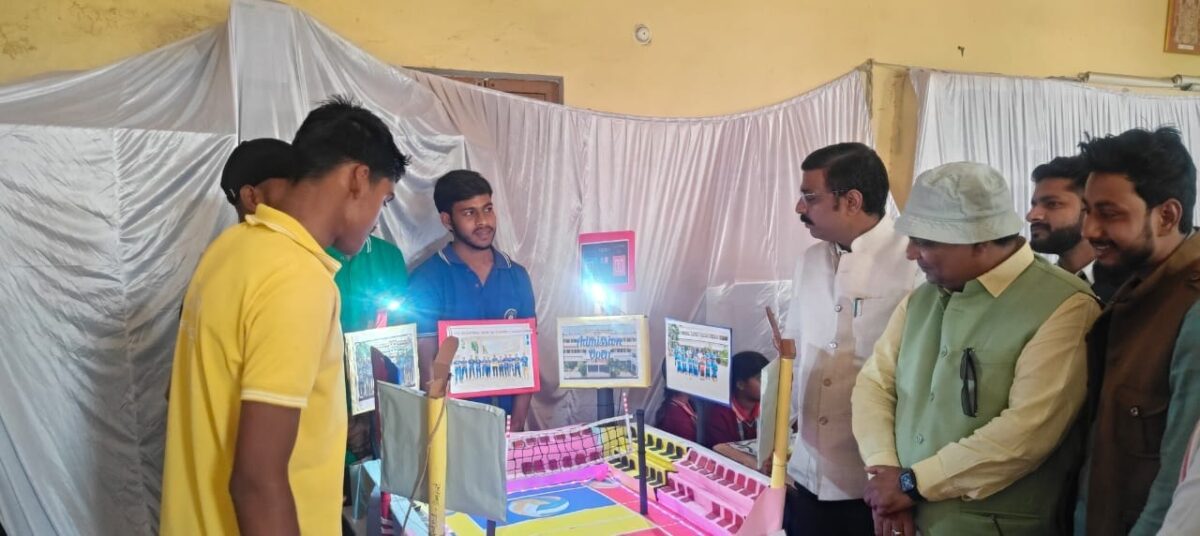 विज्ञान प्रदर्शनी ‘आविष्कार’ में चन्दनी पब्लिक स्कूल के छात्रों द्वारा प्रस्तुत मॉडल का अवलोकन करते अतिथि