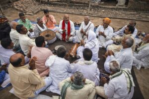 लौवाडिह गाँव में पारंपरिक होली गीत गाते ग्रामीण, ढोलक और मंजीरे की संगत में सामूहिक गायन करते हुए, जहाँ सुरों के साथ होली की सांस्कृतिक परंपरा निभाई जाती है