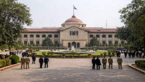 लखनऊ सिविल कोर्ट परिसर की इमारत, जहां बम धमकी के बाद सुरक्षा एजेंसियां अलर्ट पर रहीं