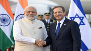प्रधानमंत्री नरेंद्र मोदी का इज़रायल पहुंचने पर राष्ट्रपति इसाक हर्जोग द्वारा स्वागत
