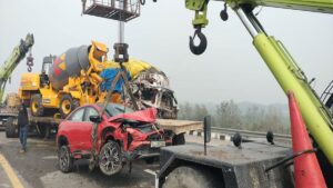 पूर्वांचल एक्सप्रेसवे पर टोडरपुर के पास कोहरे में हुए सड़क हादसे के बाद क्षतिग्रस्त वाहन