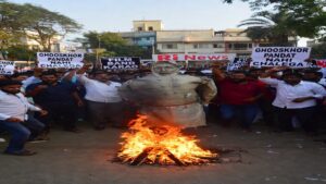 लखनऊ में 'घूसखोर पंडत' फिल्म टाइटल के खिलाफ ब्राह्मण समाज का प्रदर्शन, एफ़िजी जलाते हुए लोग और हाथों में विरोध प्लेकार्ड्स