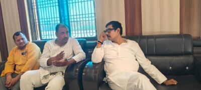 अतुल राय करीमुद्दीनपुर पाली हाउस में किसानों से बातचीत करते हुए