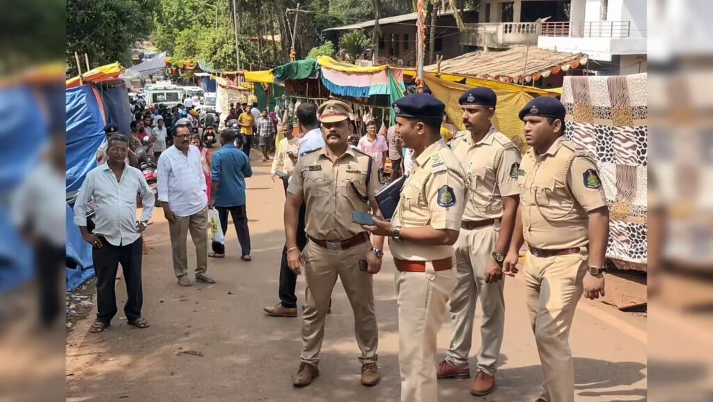 गाजीपुर में सुरक्षा व्यवस्था का जायजा लेते पुलिस अधिकारी