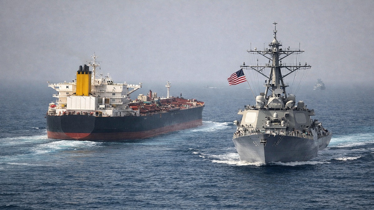 हॉर्मुज जलडमरूमध्य में तेल टैंकर और सैन्य जहाज 2026