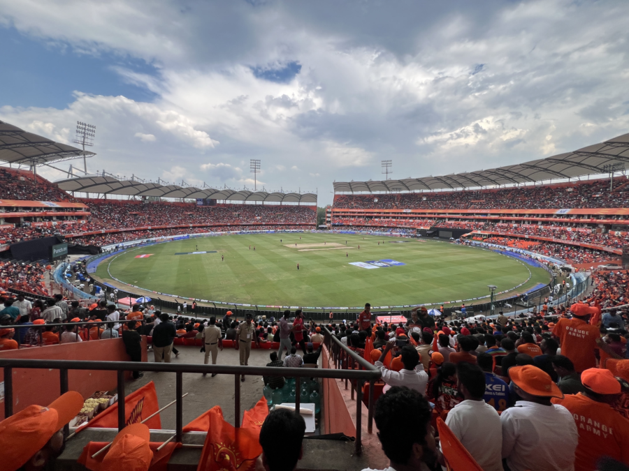 IPL 2026 शेड्यूल के तहत स्टेडियम में चल रहा मैच और दर्शकों की भीड़