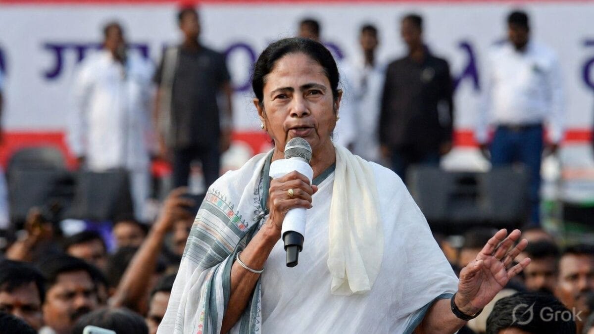 ममता बनर्जी चुनाव आयोग विवाद 2026 रैली में संबोधित करते हुए
