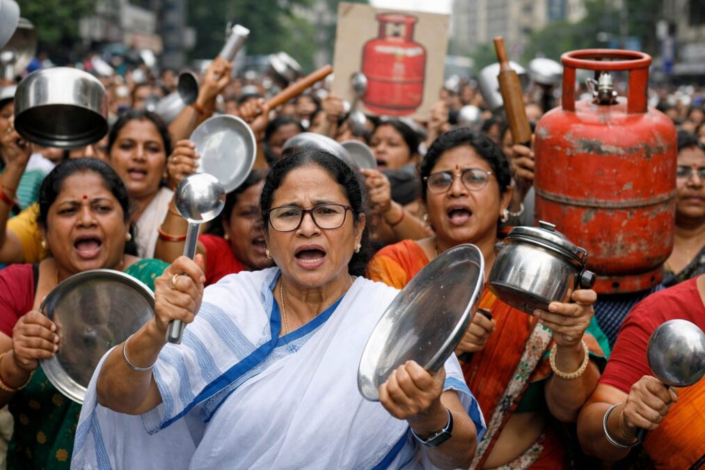 ममता बनर्जी LPG महंगाई विरोध के दौरान कोलकाता में महिला दिवस पर बर्तन लेकर प्रदर्शन करती महिलाएं