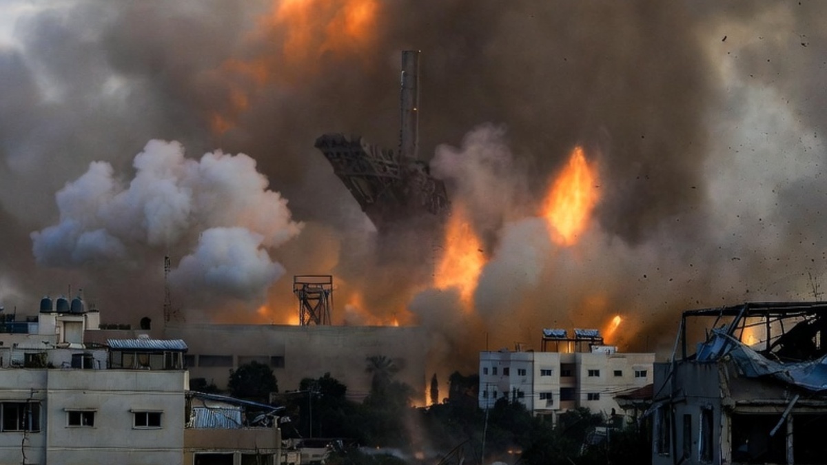 इजरायल डिमोना मिसाइल हमला 2026 के बाद विस्फोट और धुआं