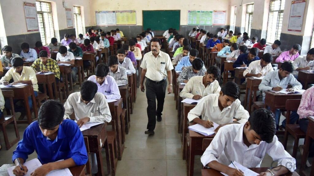 उत्तर प्रदेश पुलिस SI भर्ती परीक्षा में अभ्यर्थी परीक्षा देते हुए