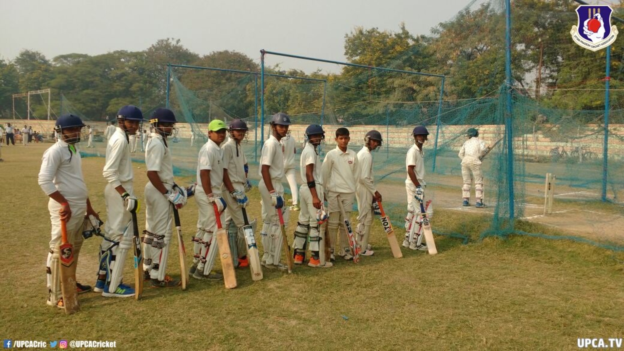 यूपीसीए क्रिकेट ट्रायल के दौरान अभ्यास करते युवा खिलाड़ी, गाजीपुर