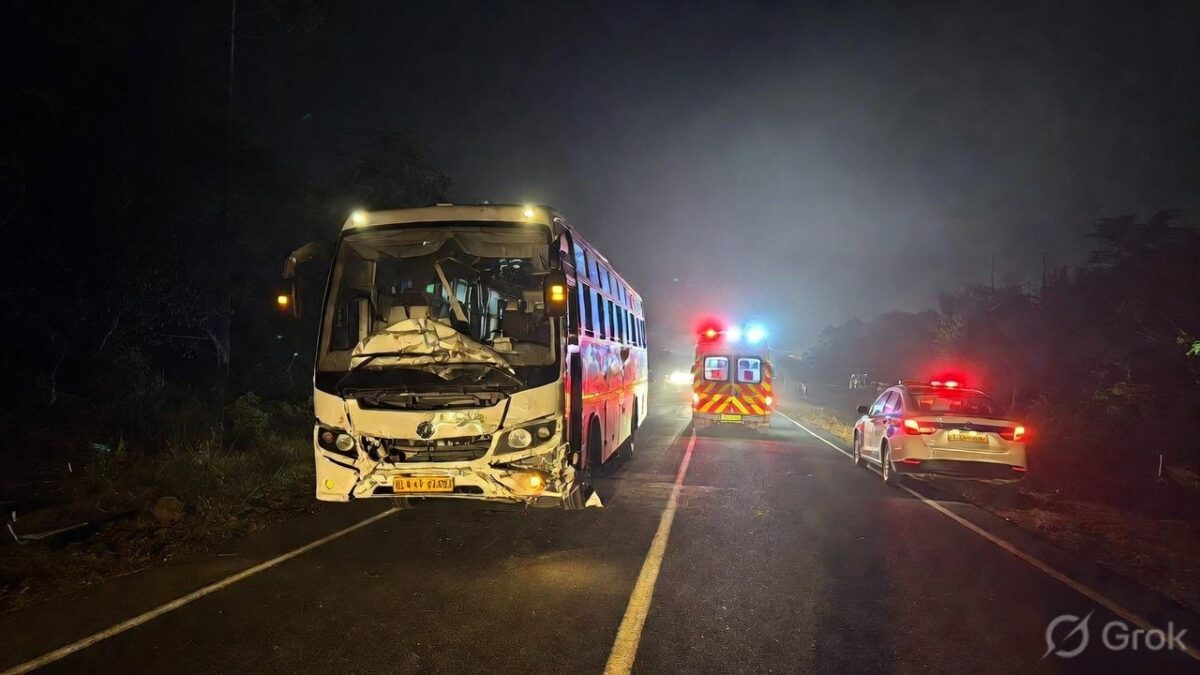 हापुड़ बस ट्रक हादसा धौलाना गुलावटी रोड पर क्षतिग्रस्त बस एम्बुलेंस और पुलिस