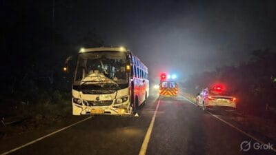 हापुड़ में शादी की बस ट्रक से टकराई: 6 लोगों की मौत, 7 घायल – पूरे परिवार टूटे, सड़क सुरक्षा पर सवाल