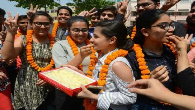 CBSE 10th Result 2026 के बाद छात्र खुशी मनाते हुए, मिठाई बांटते नजर आए