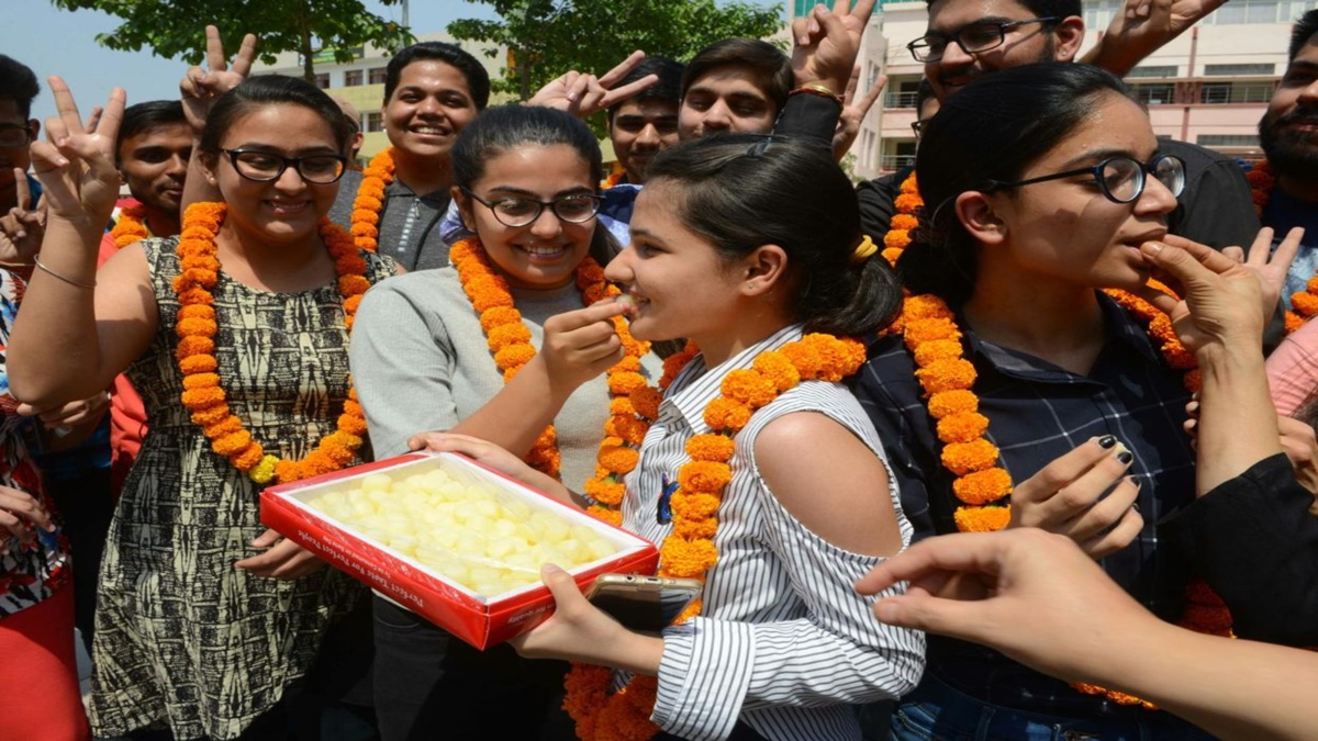 CBSE 10th Result 2026 के बाद छात्र खुशी मनाते हुए