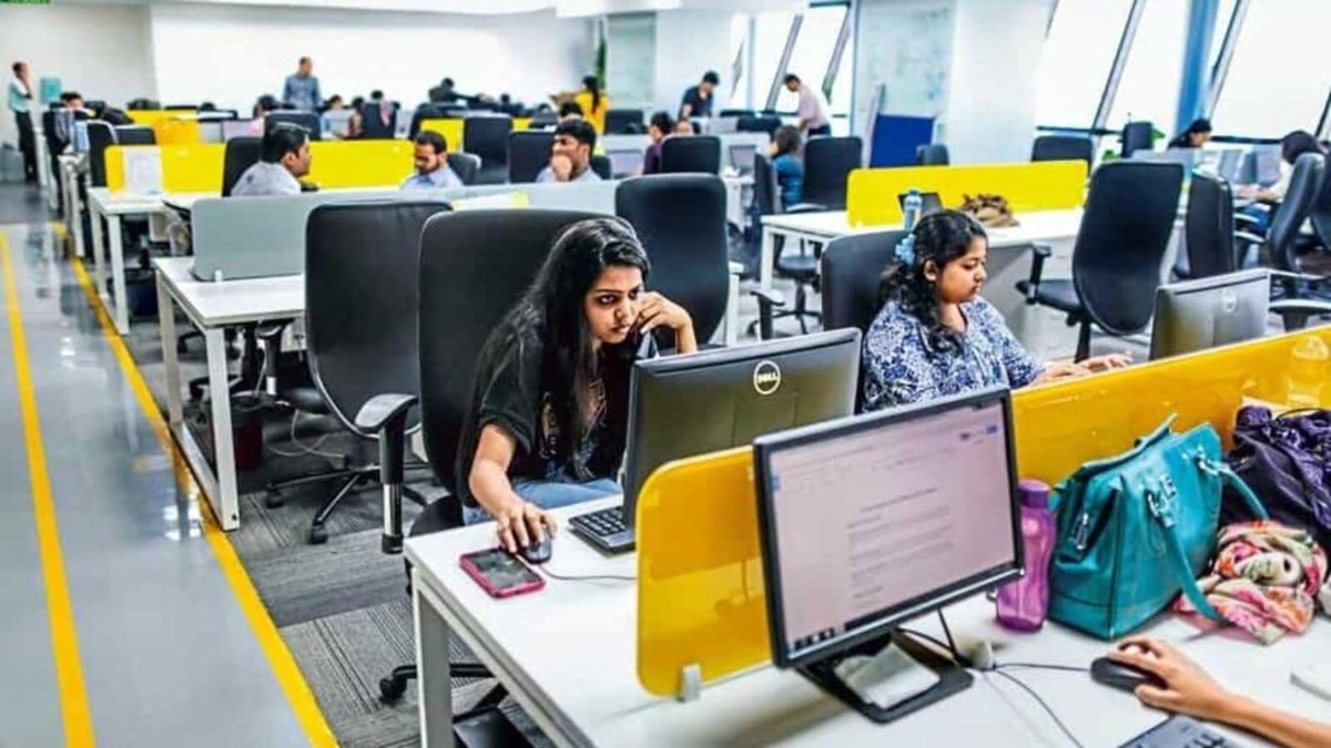 DA बढ़ोतरी 2026 के बाद कार्यालय में काम करते केंद्रीय कर्मचारी