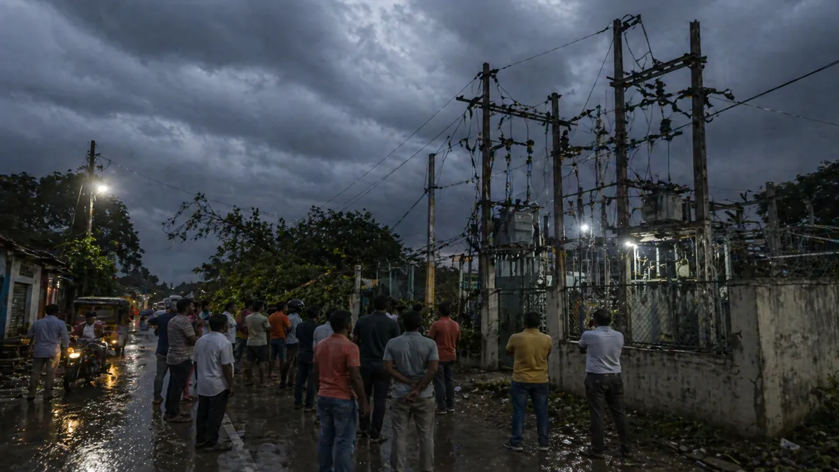 भीमापार उपकेंद्र में आंधी-तूफान के बाद बिजली बाधित, लोग खड़े