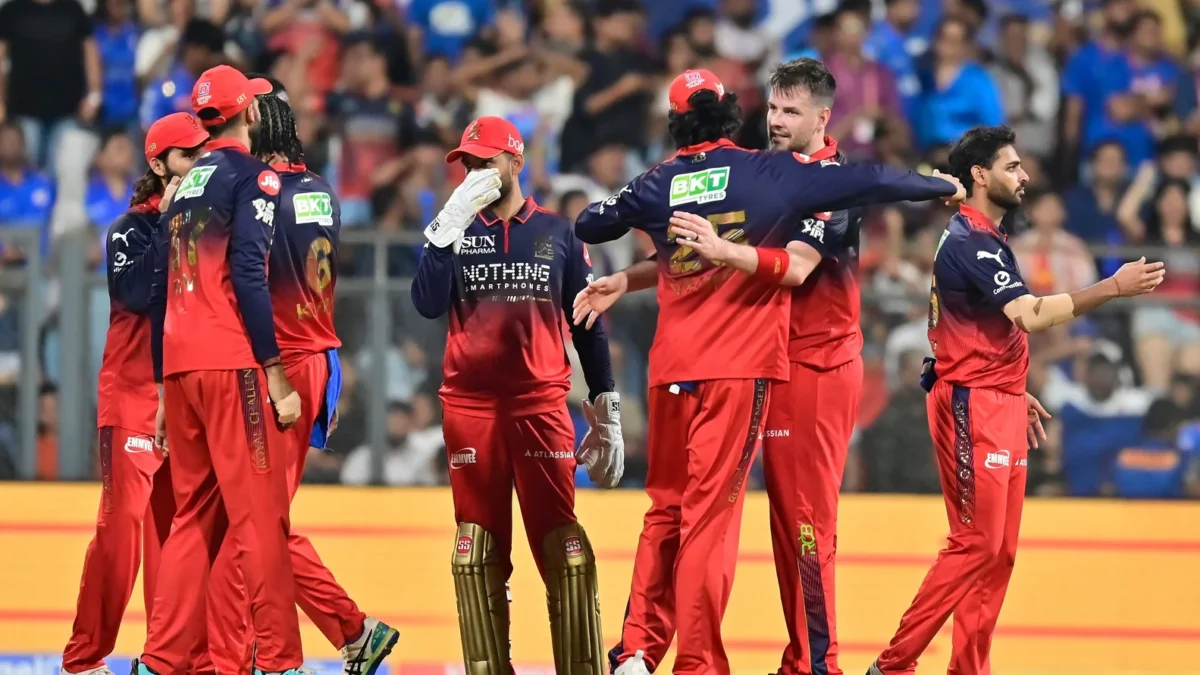 IPL 2026 RCB vs MI Phil Salt और RCB खिलाड़ी जीत का जश्न मनाते हुए वानखेड़े स्टेडियम में