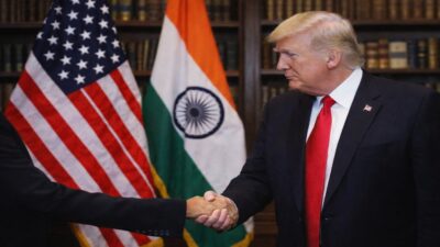 Donald Trump ईरान पर बयान देते हुए बैठक के दौरान