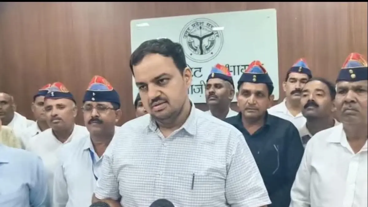 गाजीपुर सैनिक बंधु बैठक में जिलाधिकारी अनुपम शुक्ल
