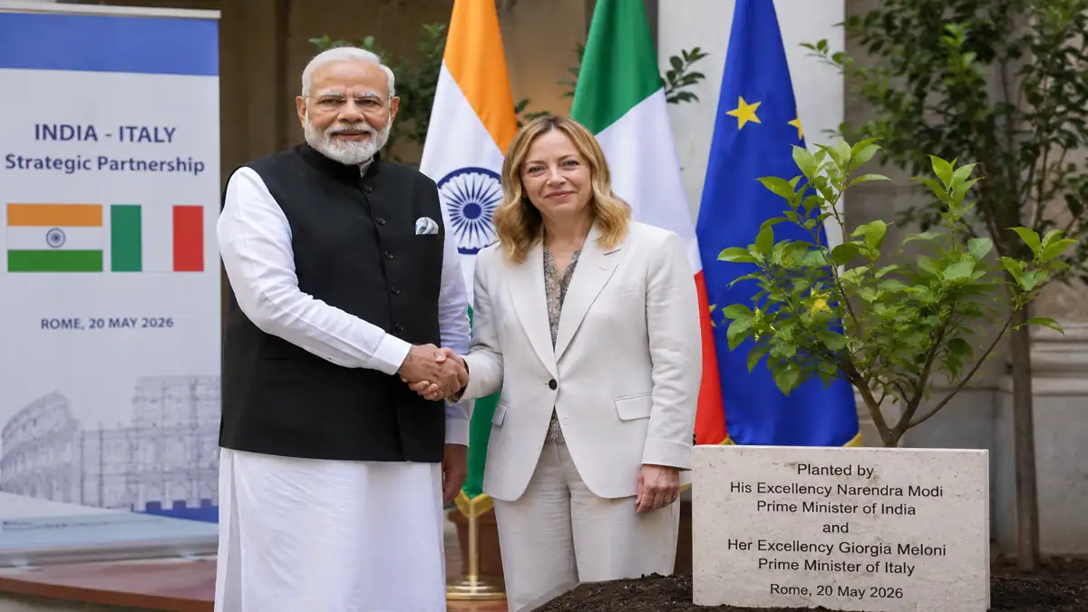 PM मोदी और जॉर्जिया मेलोनी रोम में भारत-इटली रणनीतिक साझेदारी बैठक के दौरान हाथ मिलाते हुए