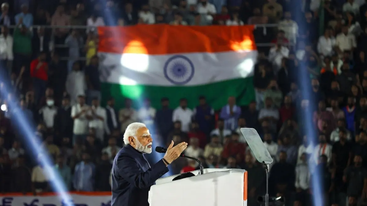प्रधानमंत्री नरेंद्र मोदी देशवासियों को ईंधन बचाने और स्वदेशी अपनाने का संदेश देते हुए