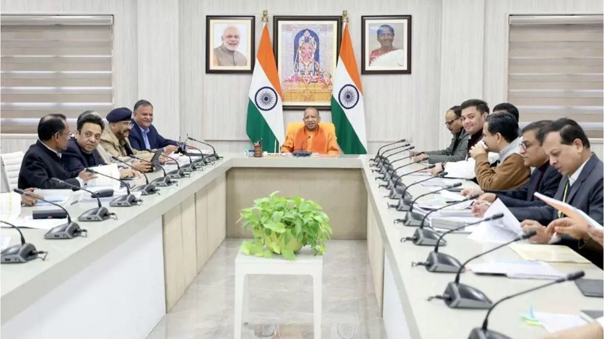 लखनऊ में डेटा सेंटर क्लस्टर, प्रोजेक्ट गंगा और गेहूं प्रोसेसिंग योजनाओं की समीक्षा बैठक करते मुख्यमंत्री योगी आदित्यनाथ