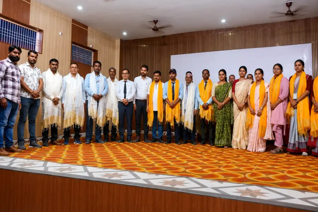 गाजीपुर में आयोजित 5वीं जिला योगासन स्पोर्ट्स चैंपियनशिप-2026 के दौरान मंच पर आयोजकों, अतिथियों और खिलाड़ियों का समूह चित्र।