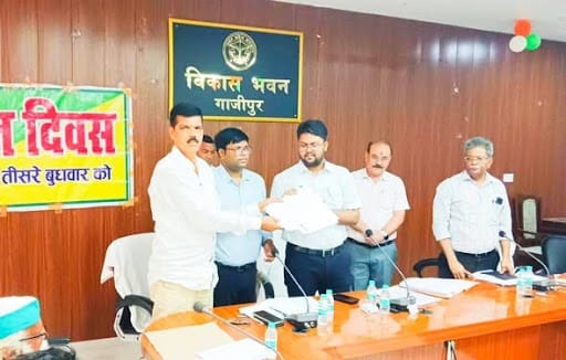 मंगई क्षेत्र में 35 वर्षों से जलजमाव का संकट: किसान दिवस पर सीडीओ को सौंपा ज्ञापन, स्थायी समाधान की मांग - Uncategorized
