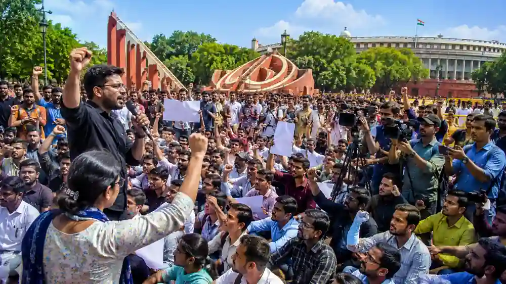 जंतर-मंतर पर CJP का प्रदर्शन: अभिजीत दीपके ने शिक्षा मंत्री धर्मेंद्र प्रधान के इस्तीफे के लिए दिया अल्टीमेटम - Uncat...