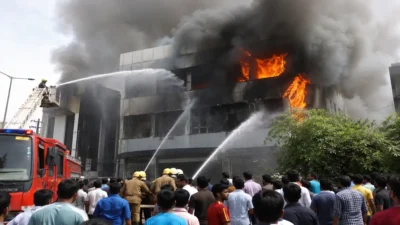 Lucknow Fire: अलीगंज के कोचिंग सेंटर में भीषण आग, छात्रों ने लगाई छलांग; रेस्क्यू ऑपरेशन जारी